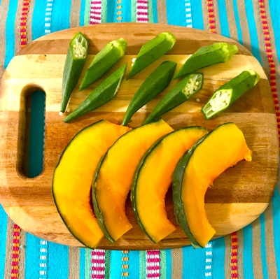 スキレットで作る！オクラとかぼちゃのミートソースグラタン風